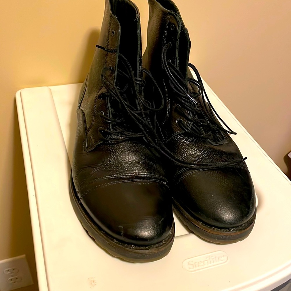 Mens DIESEL boots size 44 ( size 11) black with great details.